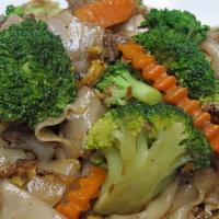 Pat Si IU · Rice-noodles, carrots, broccoli, egg,  with choice of chicken, pork, tofu, beef.