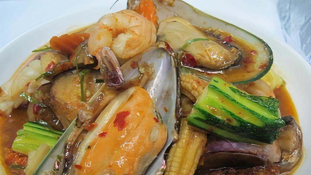 39. Po Toen · Mixture of spicy shrimp, fish, mussel, and calamari, flavored with lemongrass, mushroom, baby corn, carrot, zucchini and eggplant.