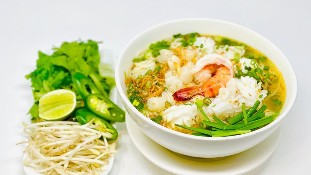 Hủ Tiếu Hải Sản (Nước) · Seafood Rice Noodle (Soup)