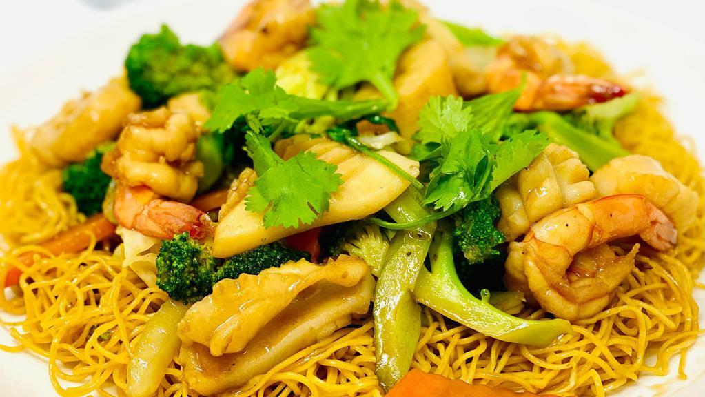 Mì Xào Hải Sản (Party Tray) · Stir Fried Egg Noodles with Seafood & Vegetables (Party Tray)