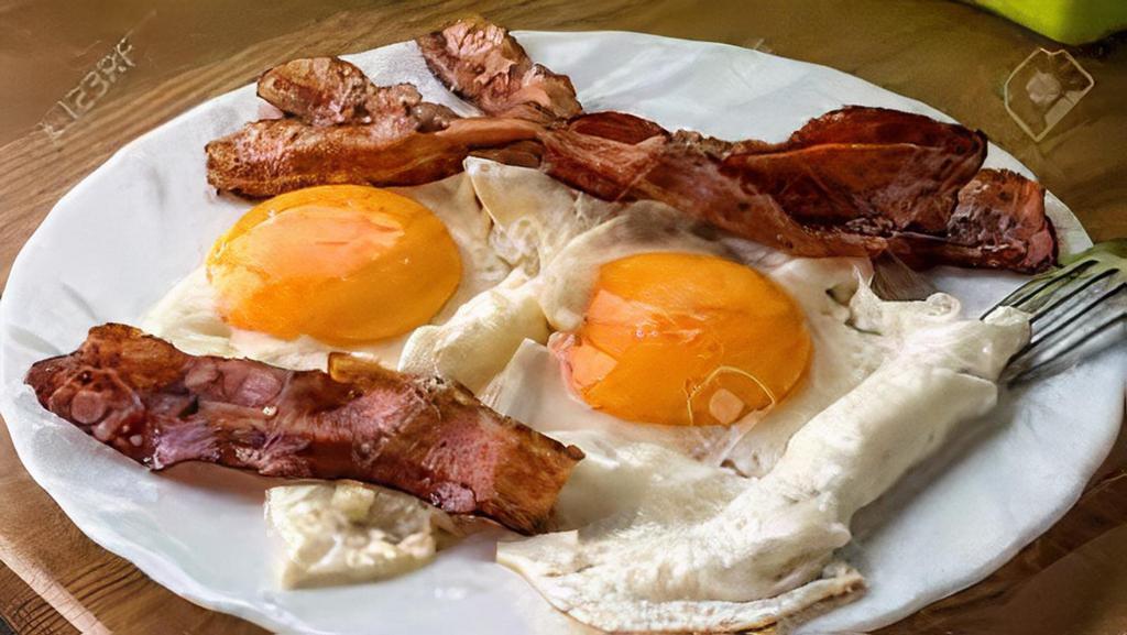Huevos con Tocino · Bacon with eggs.
