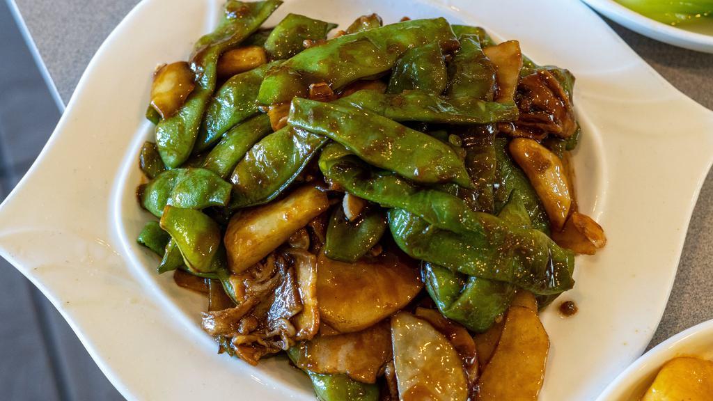 B11. Stewed Pork with Green Bean 油豆角烧肉 · 