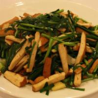 I6. Dry Tofu with Chives 韭菜香干附饼 · Includes 5 wraps