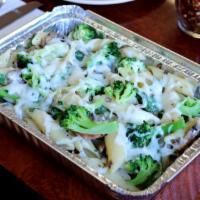 Vegetariano Penne Alfredo · Baked penne pasta with broccoli, mushroom, alfredo sauce, spinach and mozzarella cheese and ...