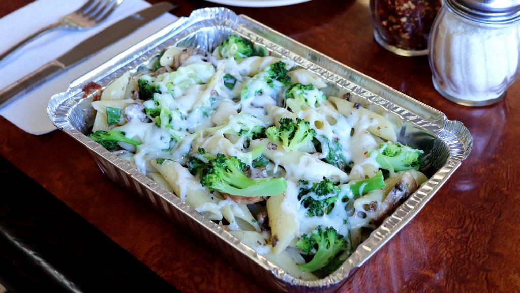 Vegetariano Penne Alfredo · Baked penne pasta with broccoli, mushroom, alfredo sauce, spinach and mozzarella cheese and fresh basil.