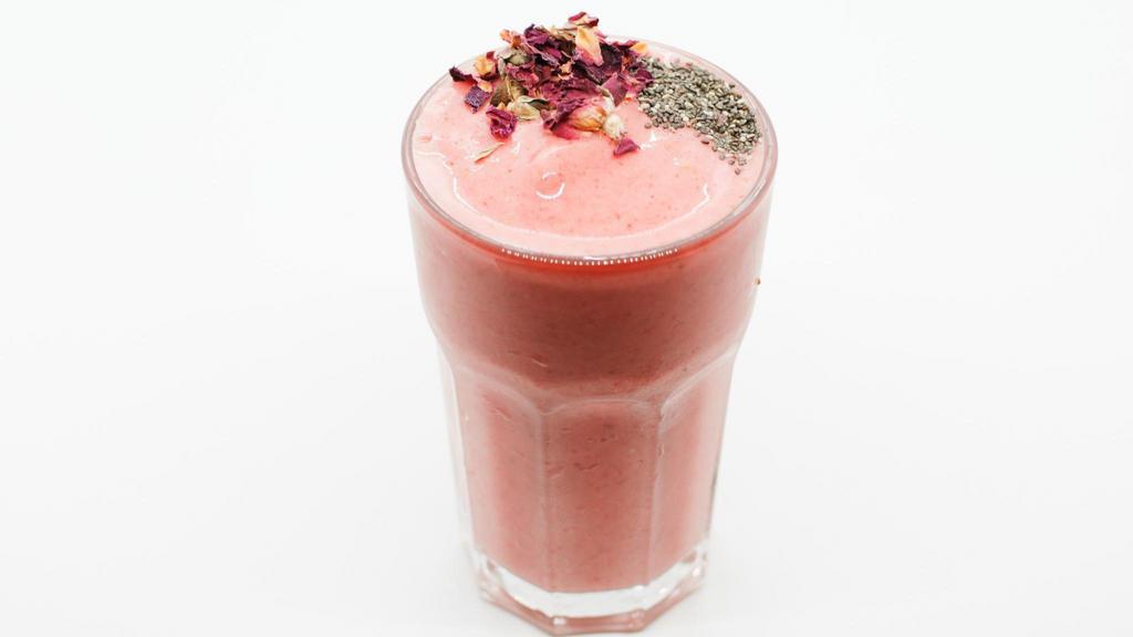 Strawberry Ginger Smoothie · Strawberries, banana, coconut water, ginger juice, chia seeds