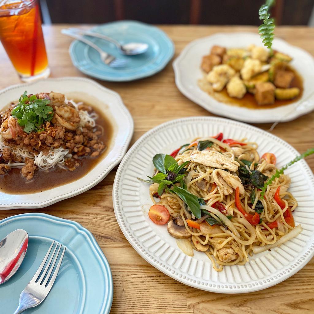 Good Goose Cafe · Thai · Salad · Coffee · Alcohol · Noodles