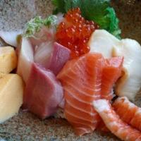 Chirashi Don · Assorted fresh fish (10pcs chef choice), Seaweed Salad and Tobbiko over sushi rice.