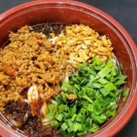 House Special Noodle · 招牌拌面
Spicy.
Contain peanuts.
pickle. chives. ground pork sauce.