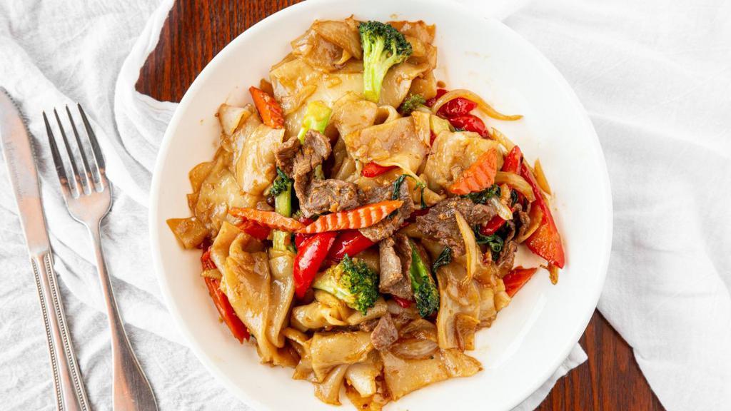 Drunken Noodle · Pan fried flat rice noodle, choice of meat, broccoli, onion, bell pepper, tomato, basil with garlic sauce.