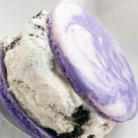 Oreo Ice Cream Macaron · Cookie & cream ice cream with Oreo