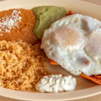 Locas Enchiladas Rojas De Queso / Locas Red Cheese Enchiladas · Con arroz, frijol, lechuga y crema. / With rice, beans, lettuce and cream.