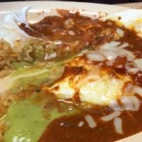 Huevos Rancheros / Ranchero Eggs · 3 huevos con salsa, arroz, frijol, crema, guacamole y 4 tortillas hechas a mano. / 3 eggs wi...