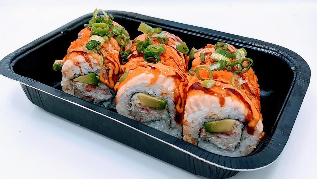 Lion King Roll (Non-Raw) · Inside: Crab Salad, Avocado.
On top: Salmon (baked), Masago, Green Onions.
Sauce: Spicy Mayo and Unagi.