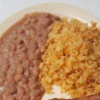 Plato De Costillas De Puerco / Pork Ribs Plate · Viene con arroz y frijoles. / Comes with rice and beans.