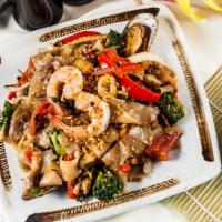 Drunken Noodle · Flat rice noodles stir-fried with egg, garlic, broccoli, white onions, red bell peppers, and...
