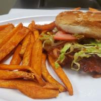 Vegan Bbq Jackfruit Burger · jackfruit vegan bbq sauce and sweet patatoes fries.