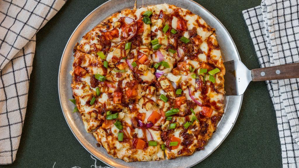Bbq Chicken (Personal - 4 Slices) · 150 -220 cal/ slice.Chicken, bacon, Cheddar, tomatoes and red and green onions en BBQ ranch sauce, topped with sweet and tangy BBQ sauce.