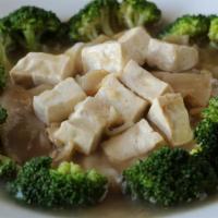 Gravy Noodle · Rice noodle with broccoli, tofu and sauteed in special house gravy.