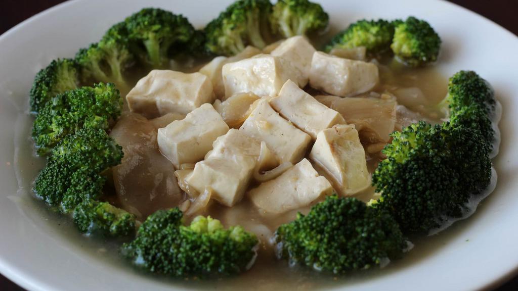 Gravy Noodle · Rice noodle with broccoli, tofu and sauteed in special house gravy.