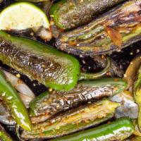 Chiles Toreados / Mexican Blistered Peppers · Verdes, amarillos o mixtos. / Green, yellow or mixed chiles.