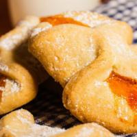 Apricot Pocket Cookie · Shortbread cookie with apricot filling, garnished with powder sugar / Galletas rellenas de c...