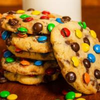 Small M&M'S Cookie · Crunchy chocolate chip cookie with M&M's / Galletas crujiente con chocolate M&M's.