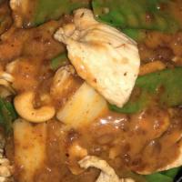 Pra Raam · Chicken, broccoli, Napa, snow pea, cashew nuts and peanut sauce on top.