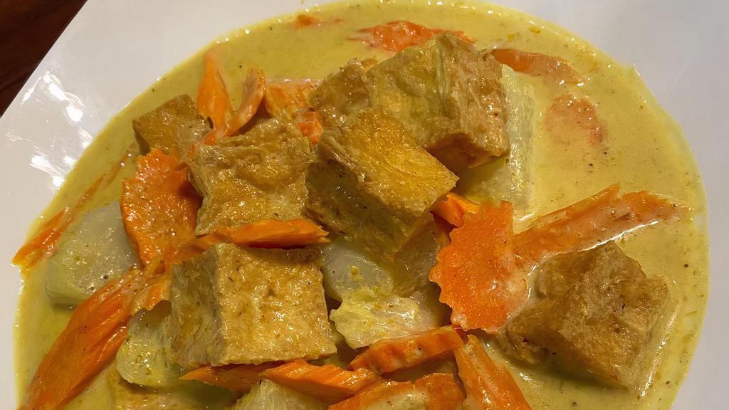 Yellow Curry · Mild yellow curry in coconut milk with potato, onion and carrot.