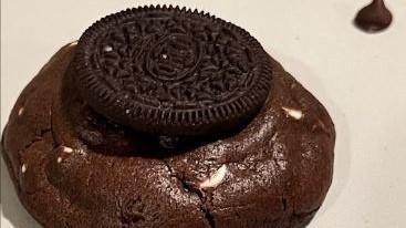 The Oreo Cookie Brazil · Chocolate dough with white chocolate.
 Filling: White chocolate fudge.
Top: One Oreo