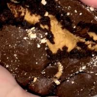 The Peanut Butter Cookies Brazil · Chocolate dough with semi sweet chocolate.
 FILLING: Peanut butter.
 Top: Grated peanut