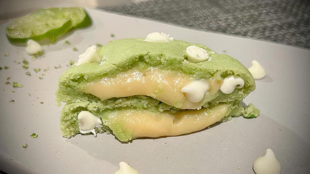 The Caipirinha Cookie Brazil · Lemon dough with white chocolate. 
Filling: lemon cream.