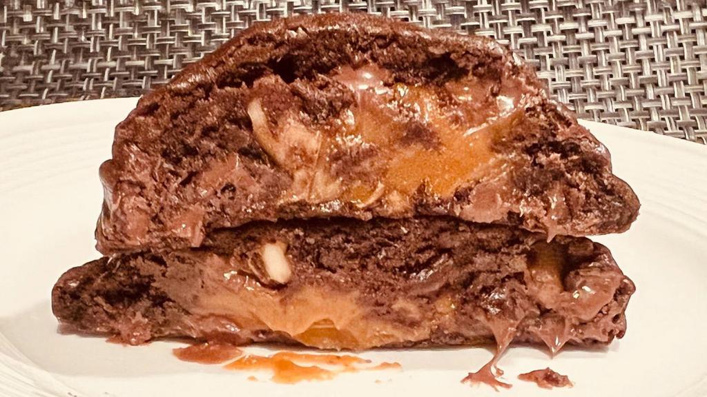 The Pão De Mel Cookie Brazil · Chocolate dough with cloves, cinnamon, nutmeg and honey.
Filling: Dulce de leche.