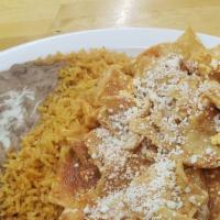 Chilaqules · Comes with rice and beans.