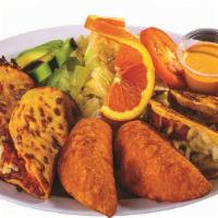 Tacos Mixtos (Gobernador, Marlin Y Empanadas) /  Mixed Tacos (Governor, Marlin And Empanadas) · 2 tacos gobernador, 2 de marlin, 2 empanadas por orden, acompañados de ensalada y salsa verd...