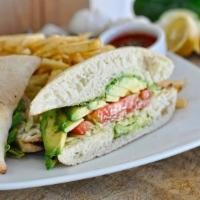 Alt Sandwich · Avocado, lettuce and tomato. Served with salad or fries.