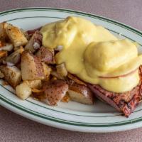 Eggs Benedict · Ham, tomato, English muffin, poached eggs, hollandaise sauce. Served with potatoes.
