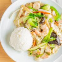 Assorted Seafood And Vegetables With Steamed Rice / 잡탕 밥 · Steamed rice served with assorted seafood and vegetables.