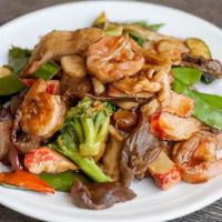 全家福 / Happy Family · Shrimp, BBQ pork, scallop, beef, chicken, crab meat, and vegetable in brown sauce.