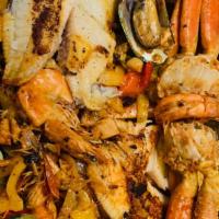 Mariscada Grande  · Scallops octopus crab clam filete tilapia shimp and delicious sauce