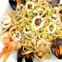 Linguine Mare (White Wine Sauce - Mild) · Linguine with Manila clams, P.E.I black mussels, shrimp, calamari, snow crab claw
garlic, pa...