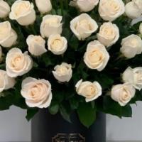 100 White Long Stem Rose Luxury Round Box  · Long stem imported Ecuadorian roses
