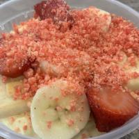 Strawberry Pudding · Vanilla pudding topped with chessman cookies, fresh sliced strawberries & strawberry crumble.