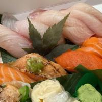 Salmon & Yellowtail Combo Sushi Sampler · 4 pieces of salmon sushi and 4 pieces of yellowtail sushi, a total of 8 pieces.
