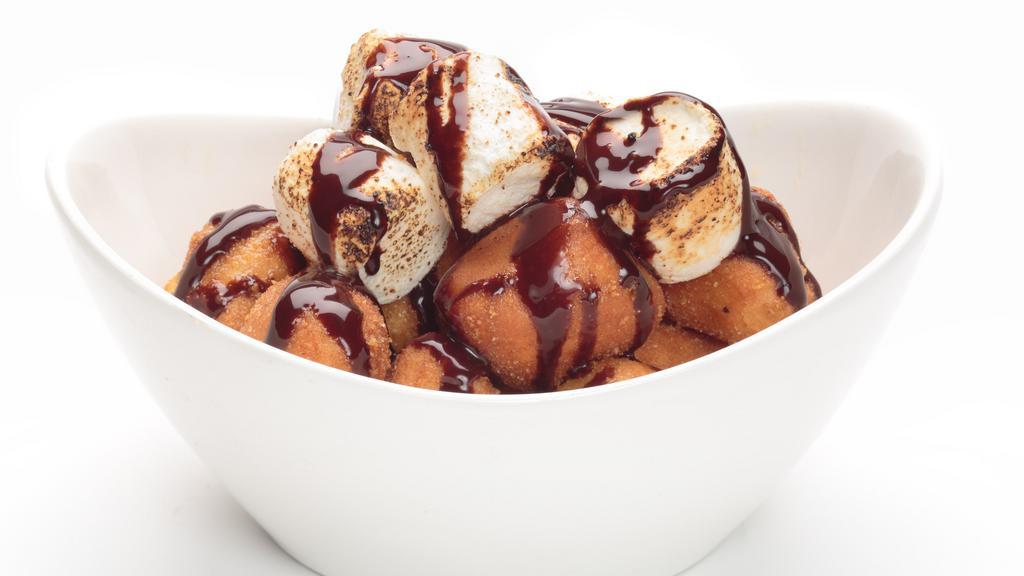 S'More Cinnabites · Oggi’s homemade dough, deep fried
and tossed in honey butter, dipped
in cinnamon graham cracker crumbs.
Topped with toasted marshmallows
and drizzled with chocolate sauce