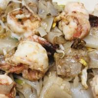 Gai Kua Talay Noodle · Chicken, shrimp and squid. Flat rice noodles, stir fried with egg, bean sprouts and green on...