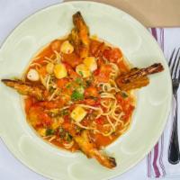 Spaguetti Fra Diavolo · Spaguetti, Large Prawns, Spicy Marinara, Scallops Sun Dried Tomotoes, Garlic, Capers, Romas,