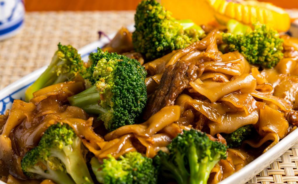 #61. Pad See-Ew (Black Bean Sauce Noodle) · Stir-fried flat rice noodle with garlic, egg and broccoli in sweet black bean sauce.
