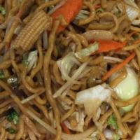Vegetable Chow Mein菜炒面大 · With fried noodles and white rice.