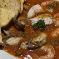 Cioppino Seafood W/ Toast · Seabass, Shrimps, Scallops in Tomato Base Sauce Served with Garlic Butter Toasts